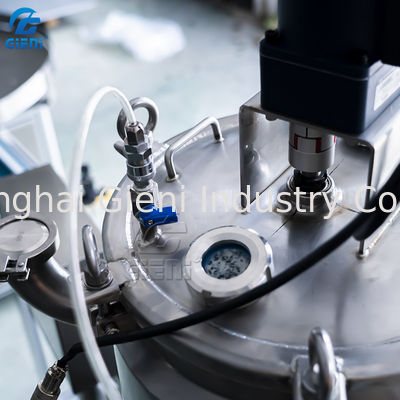 καλλυντική μηχανή πλήρωσης κρέμας 45pcs/Min 100ml Concealer με την ανύψωση ακροφυσίων