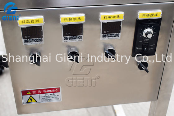 Το χέρι χύνει τη χύνοντας μηχανή χειλικού βάλσαμου ταμπλετών, μηχανή κατασκευής κραγιόν